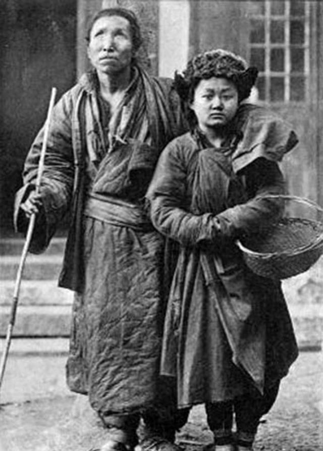 旧社会盲眼乞丐,夫妻父子老太婆