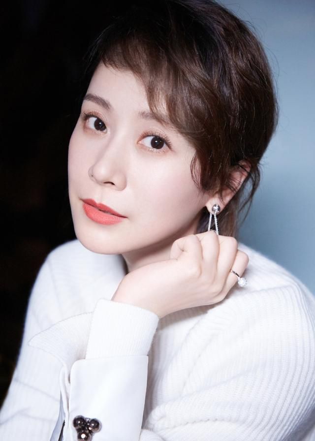 气质女神海清美照,清秀大方,短发造型很成熟干练!