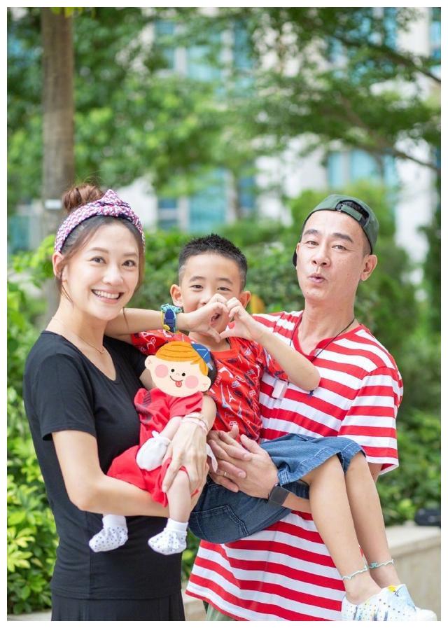 应采儿陈小春一家四口合照来了,感恩!
