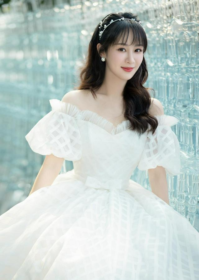 杨紫穿公主风婚纱蓬蓬裙美翻天露优美天鹅颈仙气十足