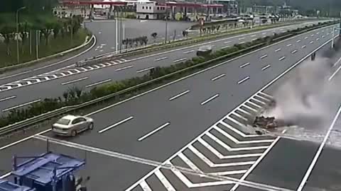 监控实拍时速的奥迪撞上隔离带，司机还有生还的机会吗