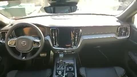 抢鲜看：全新一代沃尔沃S60后排空间，座椅下陷设计，支撑腰部