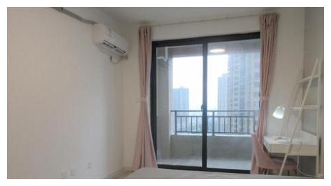 女租客正常退租,房东故意多扣押金,干脆给她恢复成毛坯房!