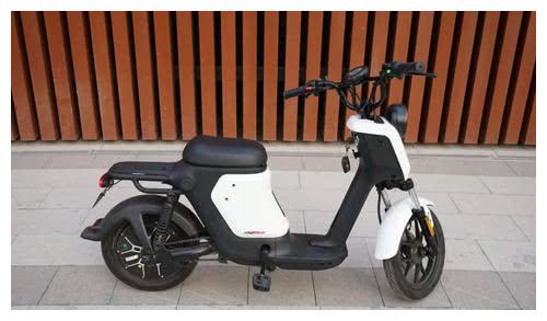 电动车强制安装脚踏板惹争议，车友：专家一定没骑过电动车