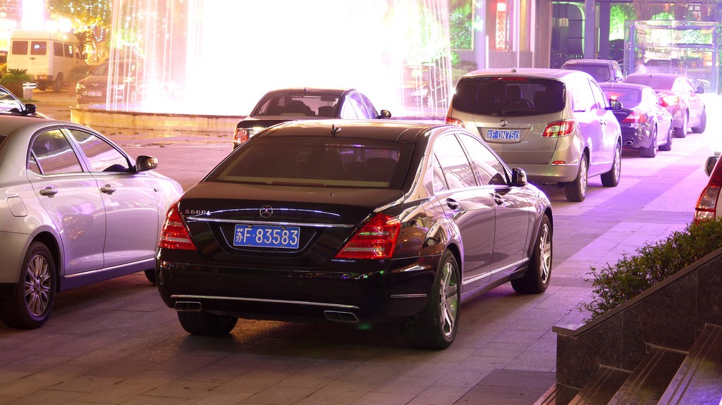 南通金沙镇街头实拍奔驰S600L，四出排气非常霸气！