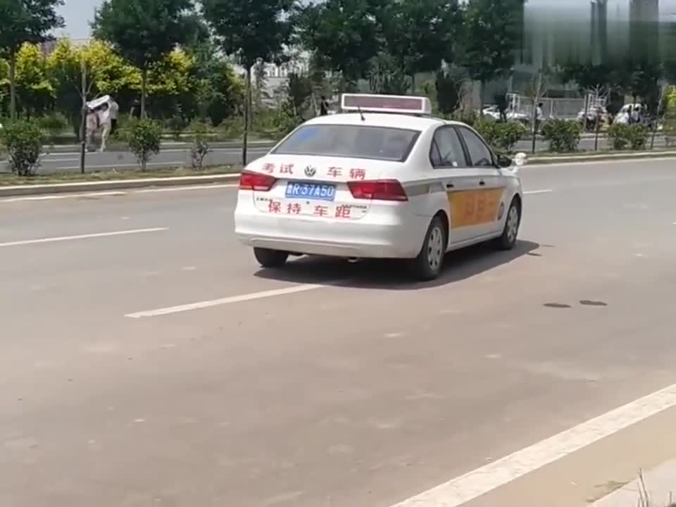 实拍：科目三考试挂科，引发的多米诺效应，现场一片混乱