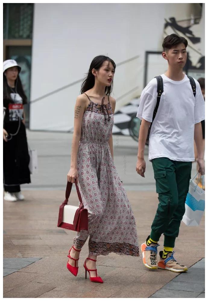 小姐姐搭配上一双绑带的高跟鞋,让她的整体气质看上去清新有浪漫休闲区蓝鸢梦想 - Www.slyday.coM 小姐姐搭配上一双绑带的高跟鞋,让她的整体气质看上去清新有浪漫休闲区蓝鸢梦想 - Www.slyday.coM