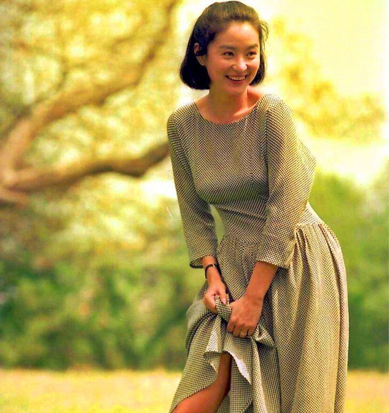 林青霞年轻时的经典照片:笑容妩媚迷倒众生,图9为她光脚的样子