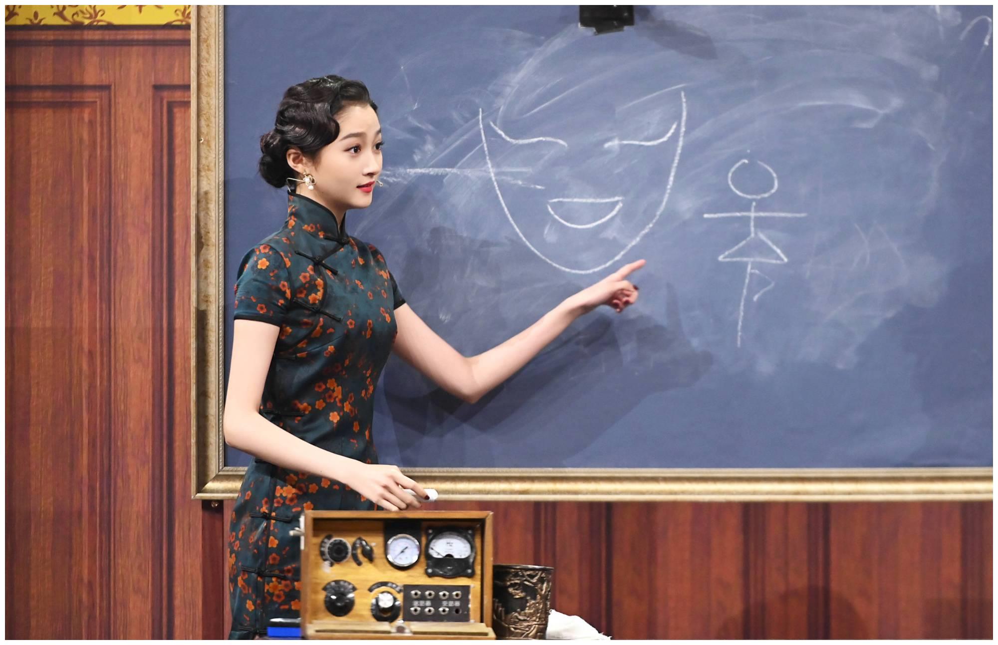 关晓彤旗袍造型惊艳上线!浅色妩媚动人,深色端庄优雅