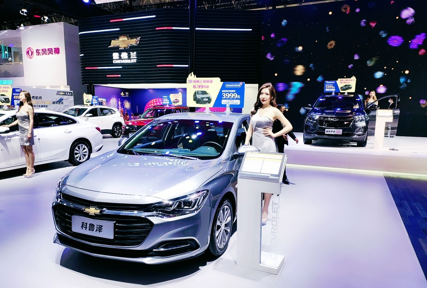 武汉国际车展开幕，市民排队逛车展，车模走秀，尽享汽车盛宴！