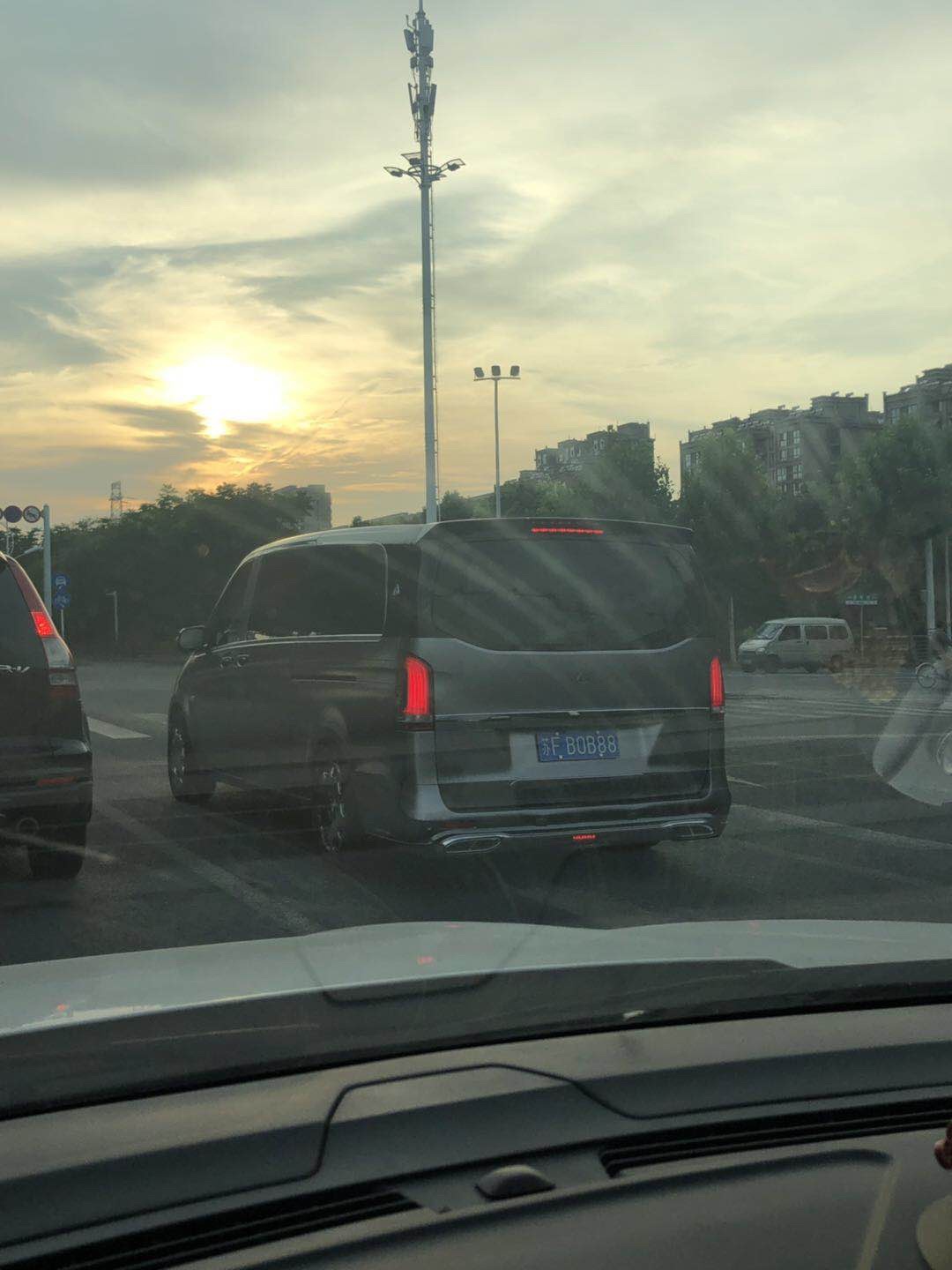 南通沿江公路实拍迈巴赫奔驰房车，外观充满了奢华感！