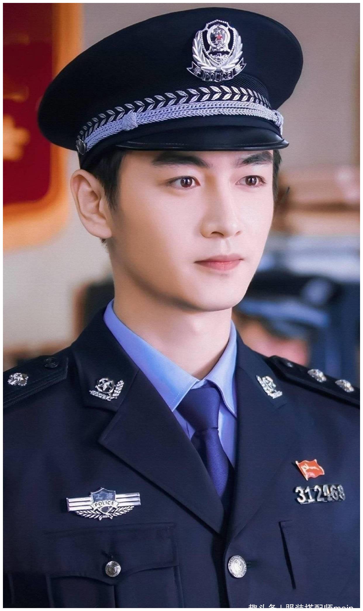 陈晓新剧开机形象大变,留长发蓄胡须走痞帅风,单手插兜气场真强