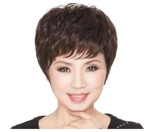50岁左右女人的发型,50岁女人啥发型好看 50岁的女人建议避开这3种发型不仅大妈感十足还显老没气质