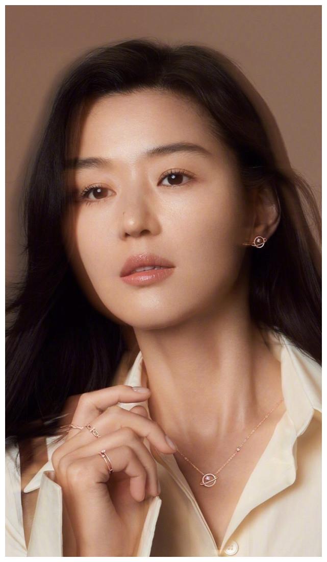 漂亮韩国女明星全智贤优雅气质大方图片