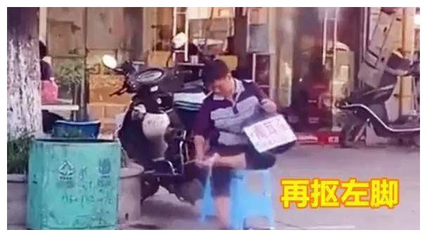 长沙:大妈路边摆摊掏耳朵,用采耳工具抠脚丫,目击者见状被劝退休闲区蓝鸢梦想 - Www.slyday.coM 长沙:大妈路边摆摊掏耳朵,用采耳工具抠脚丫,目击者见状被劝退休闲区蓝鸢梦想 - Www.slyday.coM