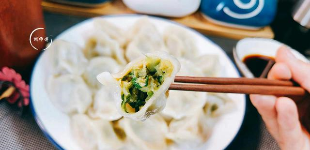 煮冻饺子时最忌直接开水煮大厨多做1步饺子不破皮不露馅