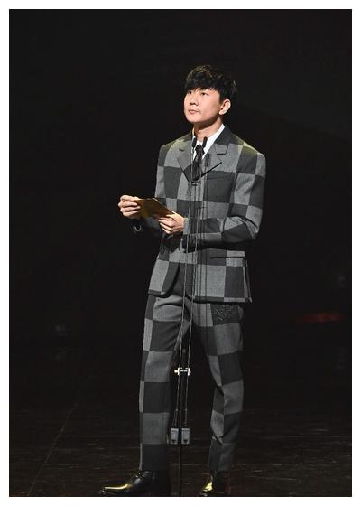 林俊杰现身2020金曲奖颁奖礼,两套西装look风格差异大