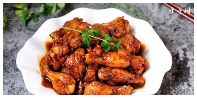 红烧鸡翅根,色泽红亮,肉嫩多汁,汤汁拌米饭,一连吃3碗