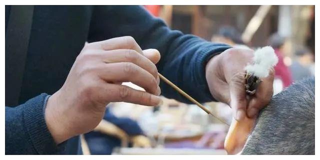 长沙:大妈路边摆摊掏耳朵,用采耳工具抠脚丫,目击者见状被劝退休闲区蓝鸢梦想 - Www.slyday.coM 长沙:大妈路边摆摊掏耳朵,用采耳工具抠脚丫,目击者见状被劝退休闲区蓝鸢梦想 - Www.slyday.coM