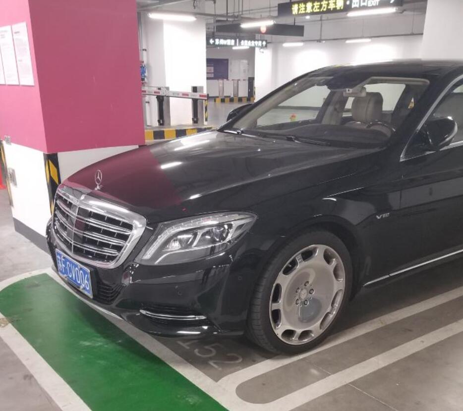 南通海安某地库实拍迈巴赫S600，外观充满了奢华感！