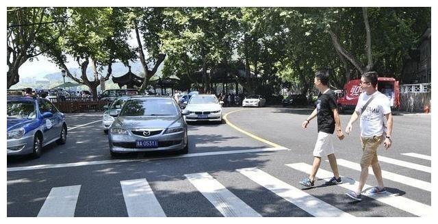 石家庄:一名学生横穿斑马线过马路被撞,“为什么过马路不看路”休闲区蓝鸢梦想 - Www.slyday.coM 石家庄:一名学生横穿斑马线过马路被撞,“为什么过马路不看路”休闲区蓝鸢梦想 - Www.slyday.coM