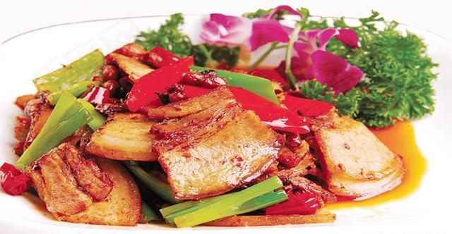 四,经典湘菜—香干回锅肉具体制作方法与步骤第一步:锅内放水,下入