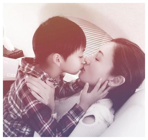 李嘉欣晒化妆视频被赞像清华大学生,身后豪宅衣帽间抢镜休闲区蓝鸢梦想 - Www.slyday.coM 李嘉欣晒化妆视频被赞像清华大学生,身后豪宅衣帽间抢镜休闲区蓝鸢梦想 - Www.slyday.coM