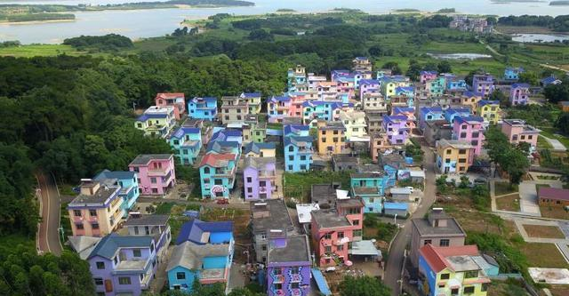 广西这个村有点奇妙花费5000万画彩绘成为网红景点地