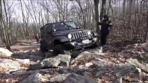 实拍女司机开牧马人在深山里玩极限越野，技术还不错