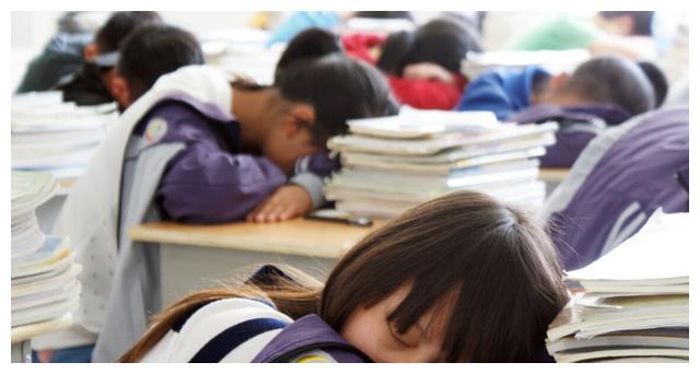 课间十分钟各年级学生都在做什么?小学玩初中闹,高三生让人心疼休闲区蓝鸢梦想 - Www.slyday.coM 课间十分钟各年级学生都在做什么?小学玩初中闹,高三生让人心疼休闲区蓝鸢梦想 - Www.slyday.coM