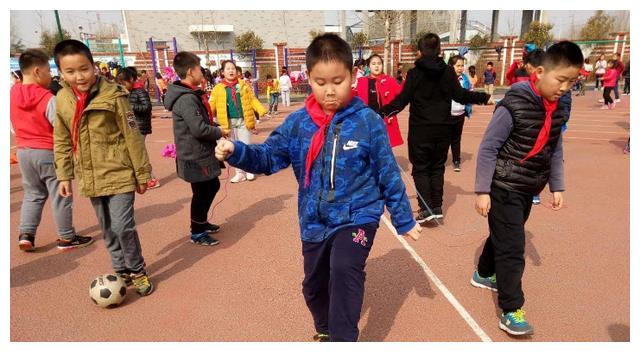 课间十分钟各年级学生都在做什么?小学玩初中闹,高三生让人心疼休闲区蓝鸢梦想 - Www.slyday.coM 课间十分钟各年级学生都在做什么?小学玩初中闹,高三生让人心疼休闲区蓝鸢梦想 - Www.slyday.coM