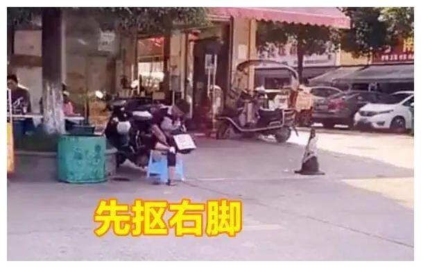 长沙:大妈路边摆摊掏耳朵,用采耳工具抠脚丫,目击者见状被劝退休闲区蓝鸢梦想 - Www.slyday.coM 长沙:大妈路边摆摊掏耳朵,用采耳工具抠脚丫,目击者见状被劝退休闲区蓝鸢梦想 - Www.slyday.coM