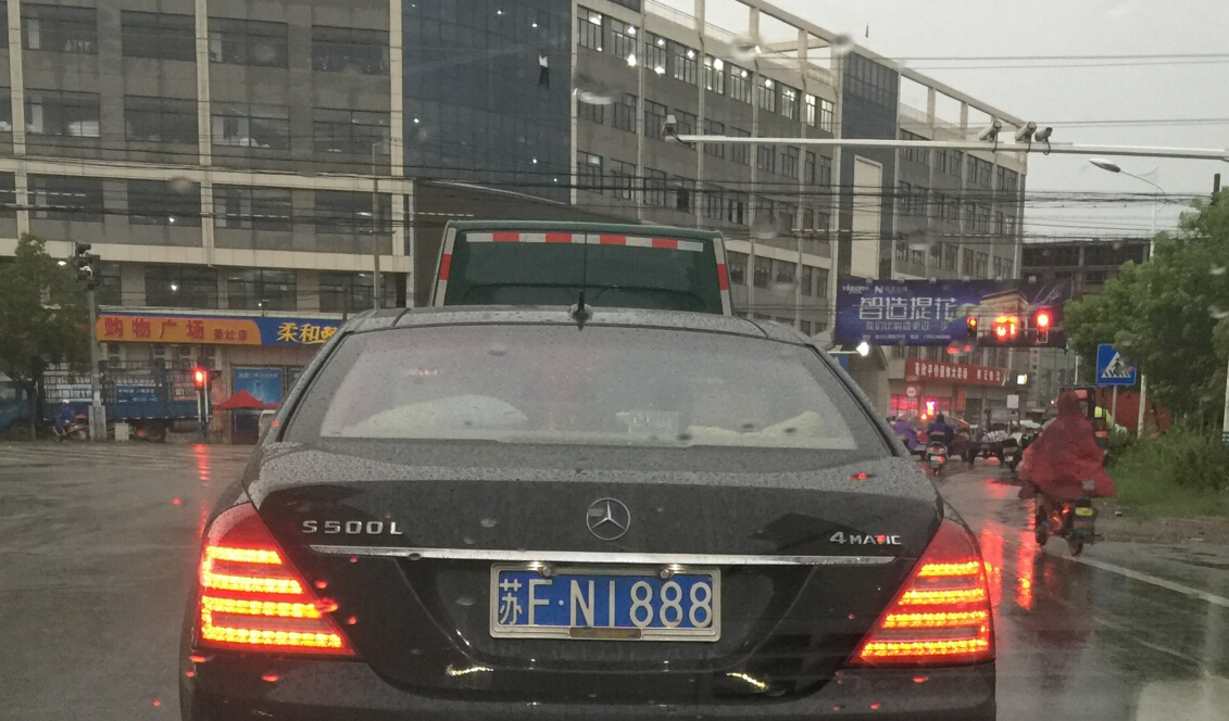 南通通州区街头实拍奔驰S500L，车牌
