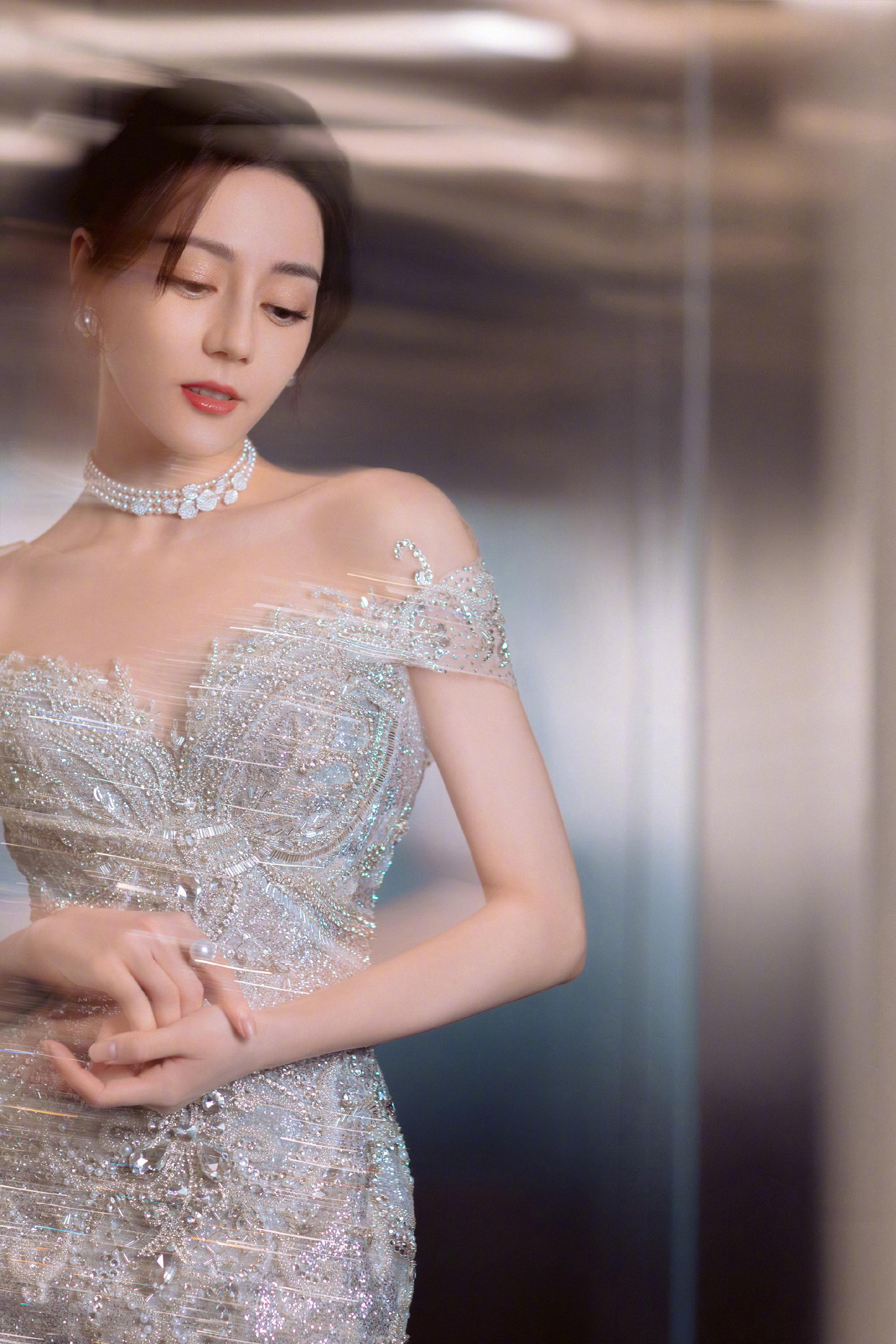 迪丽热巴一袭缀满亮片碎钻的银色礼服出席中国梦我的梦