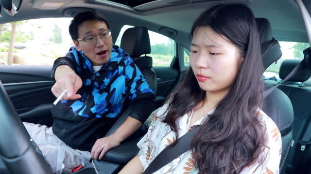 美女学车,一上车就被教练骂,看美女如何机智处理,让他立马认怂