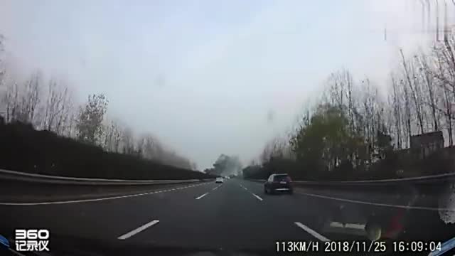 行车记录仪实拍：高速堵车，前车下来一位女子，网友：看不起她