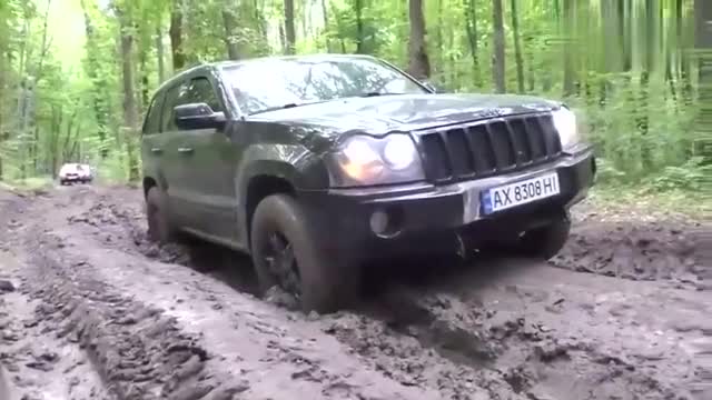 吉普大切诺基、斯巴鲁森林人和铃木维特拉山里玩越野实拍视频