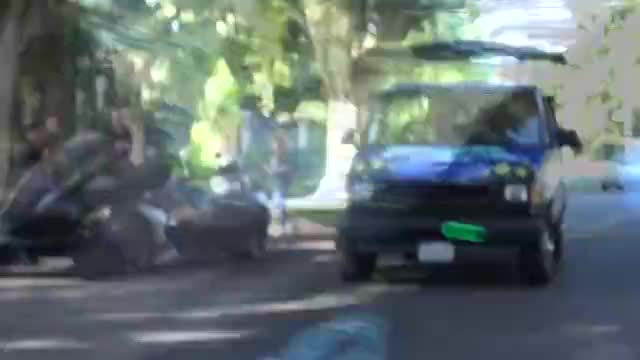 国外美女开着一台概念车上街，网友：想低调都难！