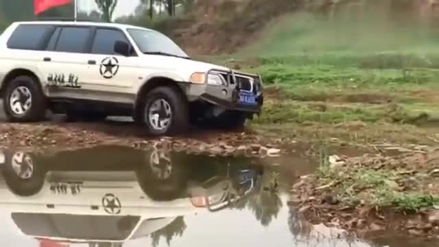 是时候表演真正的技术了，虽然难度一般，可还是挺考验底盘高度的