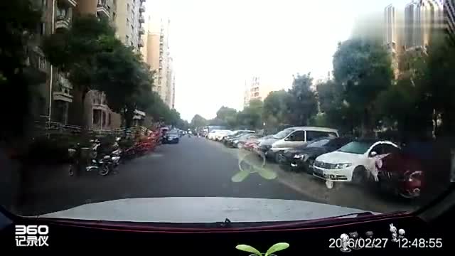实拍：电动车“鬼探头”，与汽车硬碰硬，跟谁说理？