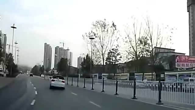 实拍轿车眼看就要撞击护栏，活了大半辈子都没见过这样的神操作