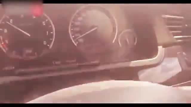 宝马760Li在德国高速公路上以250km时速爆胎