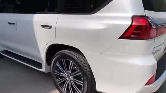 朋友新提的2019款雷克萨斯LX570，见到实车那刻，才知道有多霸气