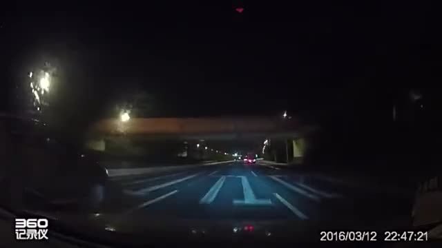 行车记录仪实拍：前方大货车突然变道，救了后车一命