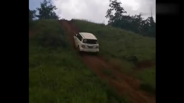 日产途乐爬大坡,刚开始挺牛的,到