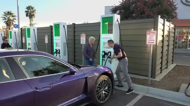 全新保时捷TaycanTurbo，充电展示