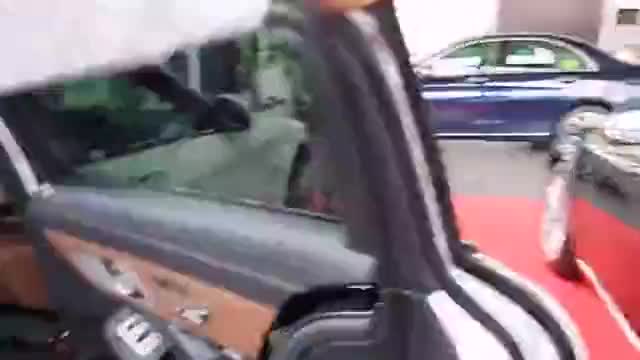 实拍19款迈巴赫S450，豪车有多大气场和档次就知道了