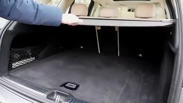 外国小哥展示全新奔驰GLC的行李舱