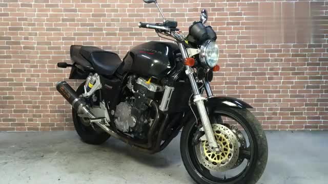 实拍本田四缸车CB1000SF,转动油门的