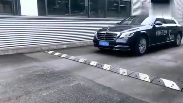 奔驰S级别的车，贵不是没有原因的，过个减速带就知道了
